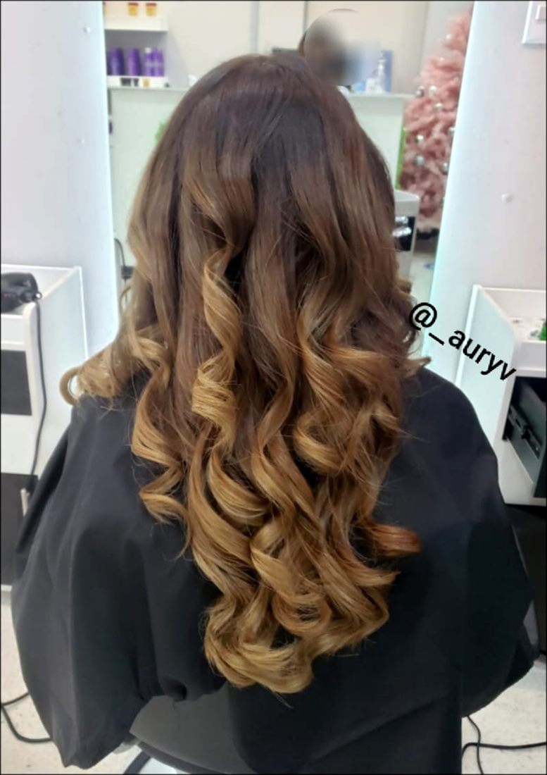 Balayage caramelo con ondas en Liora Beauty Salon