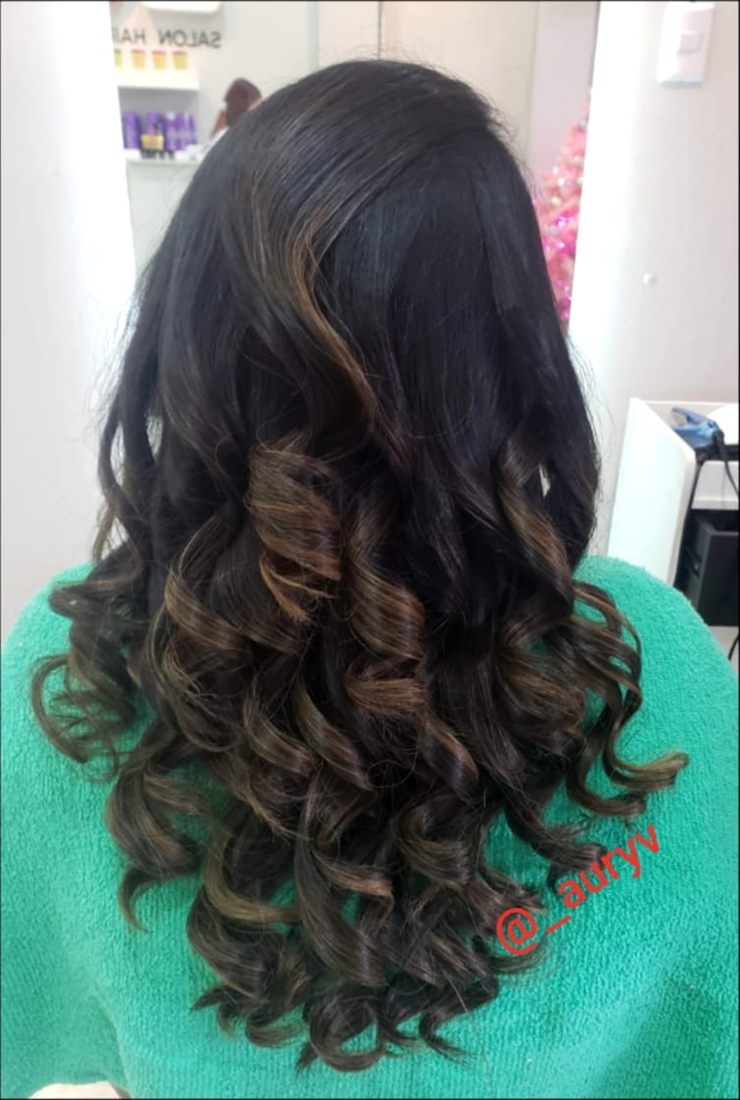 Color oscuro con iluminaciones y ondas en Liora Beauty Salon