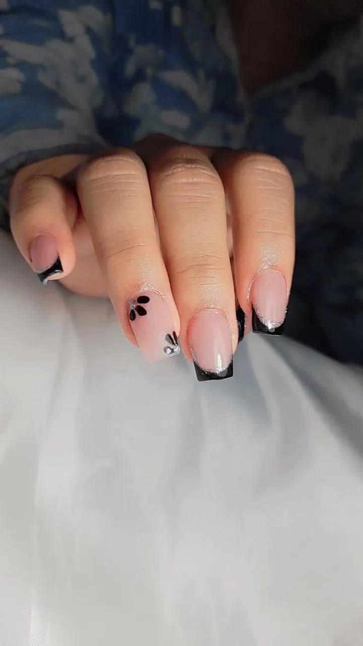 Diseño de uñas francesa con flores en Liora Beauty Salon