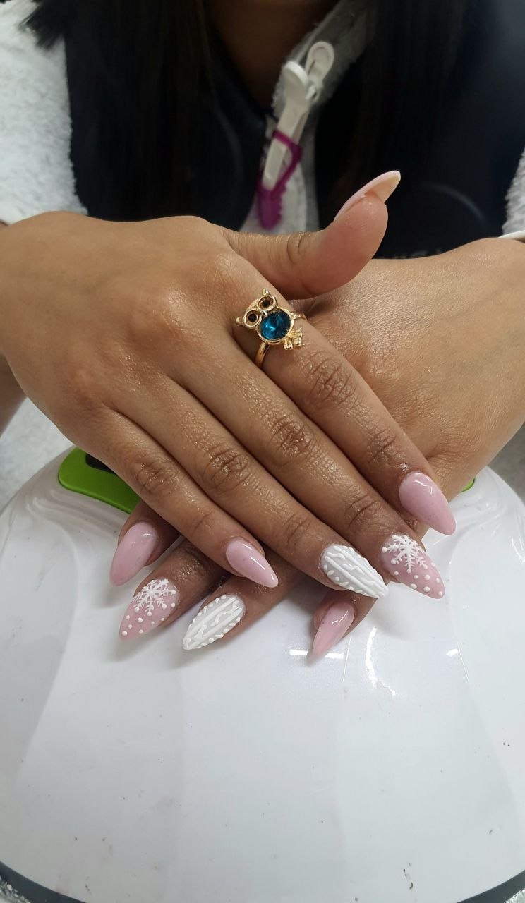 Nail art de nieve rosa y blanco en Liora Beauty Salon